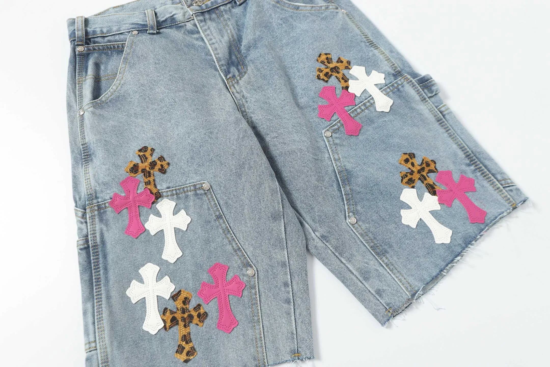 KE201#P216 The only correct leather label version on the market Chrome Hearts CH Cross embroidery distressed jeans Top ceiling quality 100% correct version The correct version is here!  Believe me this must be the best quality you will ever come across! ! Excellent value for money! !  Styles with different washes and textures are very friendly to people with thin legs and thick legs. The straight version is very flattering to the shape of the legs. The moderate length is timeless and easy to match. It is the basis of various styles and a must-have in the wardrobe! ! Add a little stacking to easily control the clean fit trend that has exploded this year. The fabric is stiff but also makes the upper body soft without losing texture. The sides and cuffs of some styles have a bone-wash effect. The vintage flavor pops up all at once. It’s really hard not to love it! ✅Correctly customize the Croxin metal leather label on the back panel. It is not sold directly with the cross on the finished jeans. 1:1 copying strives for excellence and the details are perfectly grasped. ✅The cross leather label is clear and smooth. Exquisite turning top craftsmanship. ✅Buttons, zippers and hardware are all customized versions of the Croxin LOGO. ✅High-cost washing process. Size: 28 30 32 34 36 (5 sizes)